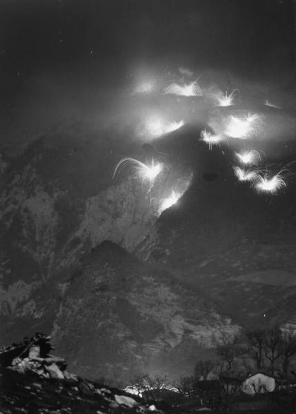 הפצצות של בעלות הברית באיטליה, צילום מקו האש של מרגרט בורק-וויט, 1943