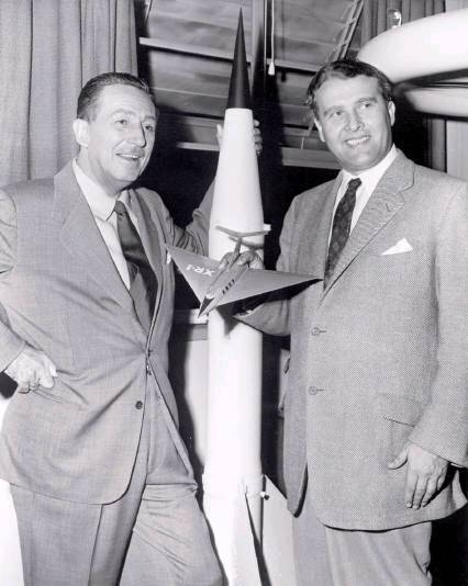 Walt_Disney_Standing_with_Werhner_Von_Braun_Holding_a_Model_of_the_XR1