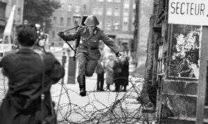 קונרד שומן קופץ מעל לגדר ברלין 1961