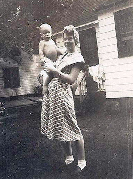 אוולין עם אחיינה בובי, 1945.