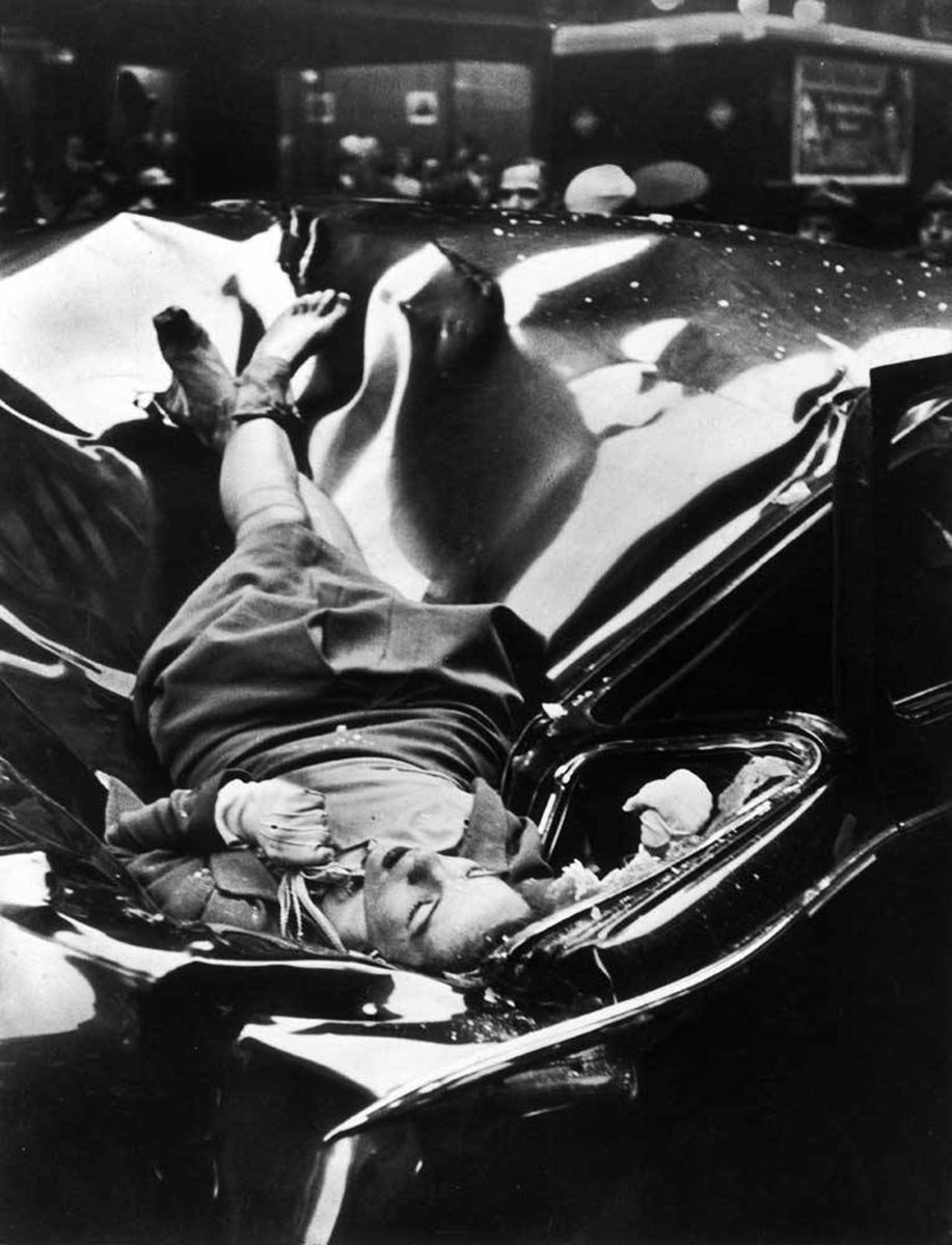 גופתה של אוולין מק'הייל, דקות לאחר שהתאבדה בקפיצה מהקומה ה-86 של האמפייר סטייט בילדינג